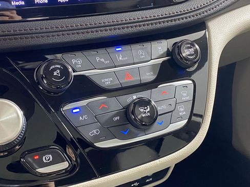 Used 2017 Chrysler Pacifica Limited image 25