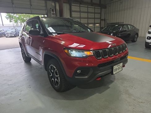 Used 2025 Jeep Compass Trailhawk AWD/4WD image 6