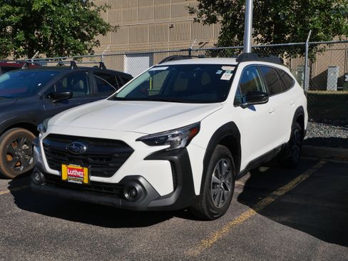 Used 2024 Subaru Outback Premium AWD/4WD image 3