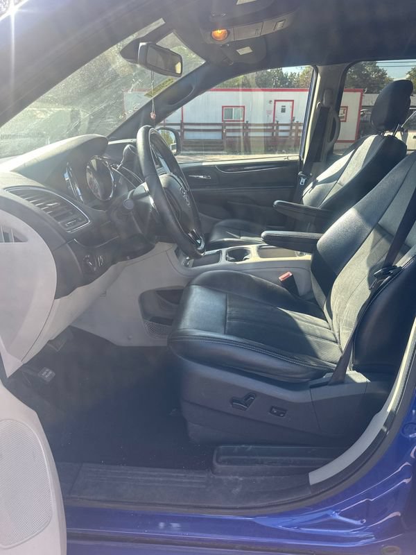 Used 2019 Dodge Grand Caravan SXT FWD image 2