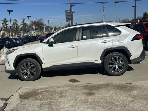 Used 2022 Toyota RAV4 XLE Premium image 10