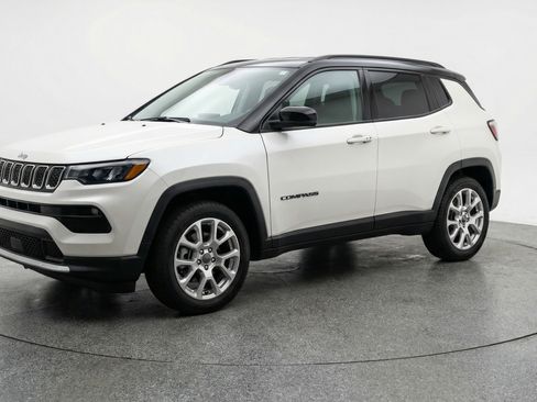 Used 2025 Jeep Compass Limited AWD/4WD image 3