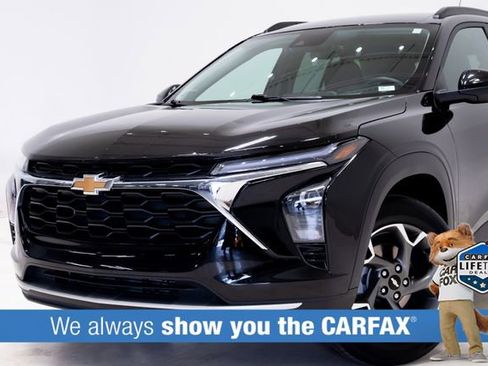 Used 2025 Chevrolet Trax LT w/ LT Convenience Package image 2