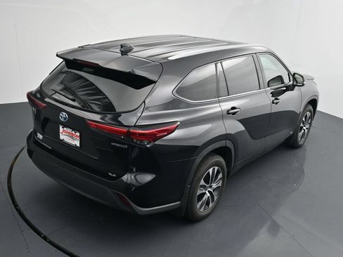 Used 2022 Toyota Highlander XLE AWD/4WD image 32