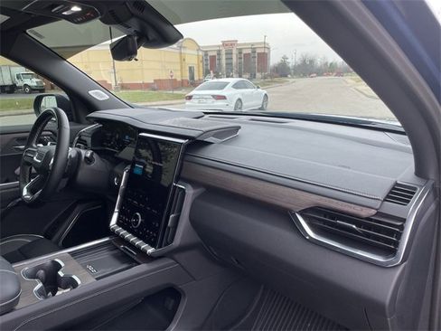 Used 2025 GMC Acadia Denali w/ Super Cruise Package image 19