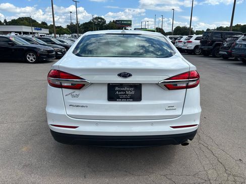 Used 2019 Ford Fusion SE FWD image 4