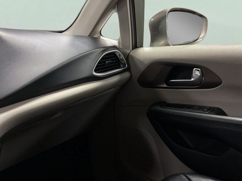 Used 2018 Chrysler Pacifica Touring-L FWD image 32