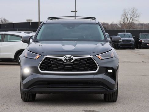 Used 2025 Toyota Highlander XLE image 2