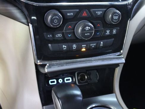 Used 2022 Jeep Grand Cherokee Laredo E AWD/4WD image 17