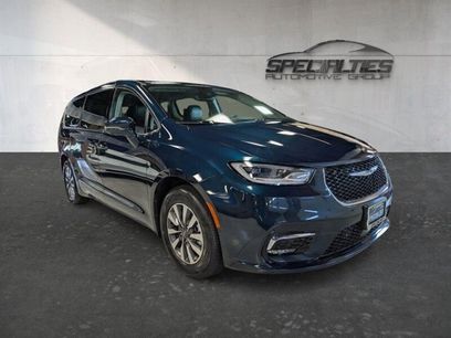 Used 2022 Chrysler Pacifica Touring-L w/ Uconnect Theater Family Group