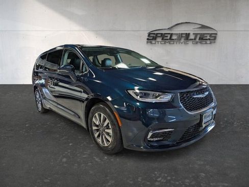 Used 2022 Chrysler Pacifica Touring-L w/ Uconnect Theater Family Group FWD image 1