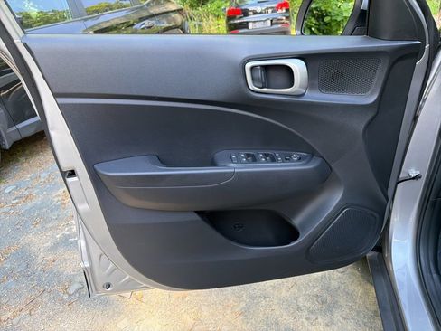 Certified 2023 Hyundai Venue SEL FWD image 17
