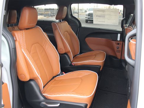 New 2026 Chrysler Pacifica Pinnacle image 29