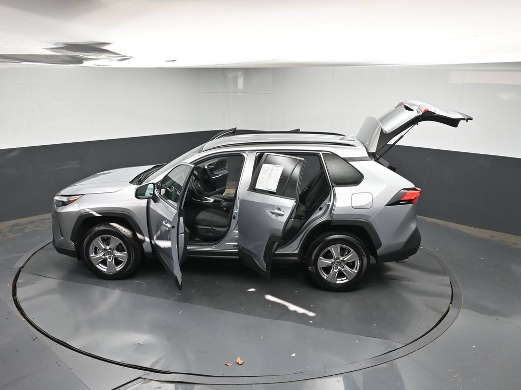 Used 2025 Toyota RAV4 XLE FWD image 41