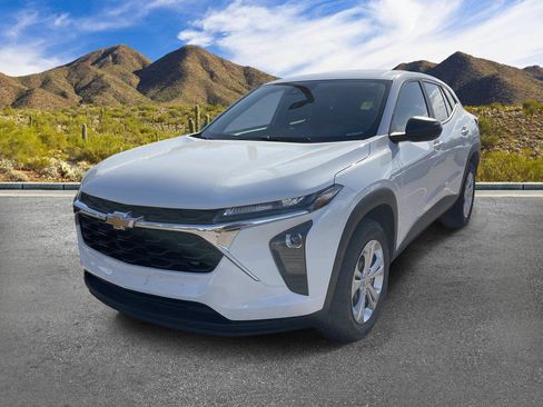 Certified 2024 Chevrolet Trax LS FWD image 2