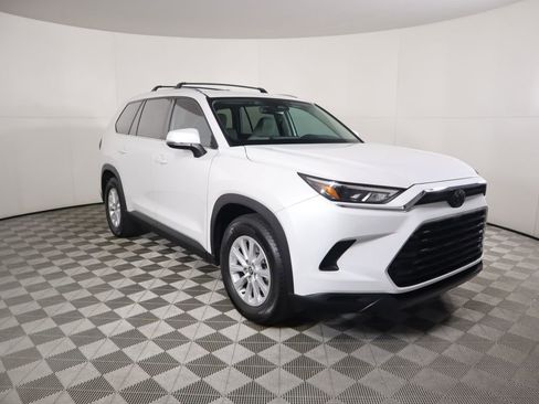 Used 2024 Toyota Grand Highlander XLE image 3