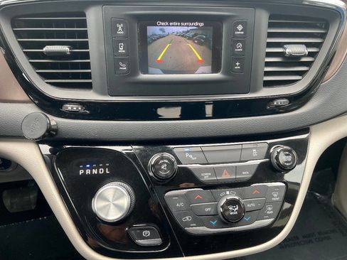 Used 2017 Chrysler Pacifica Touring-L image 36