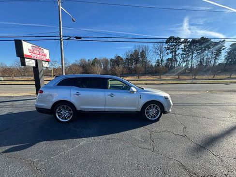 Used 2019 Lincoln MKT AWD image 2