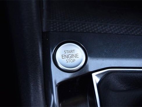 Certified 2022 Volkswagen Tiguan SE image 15