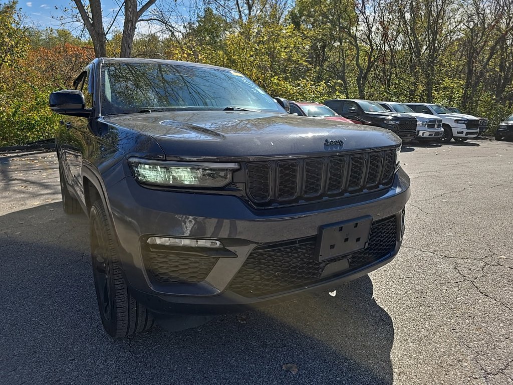 Used 2024 Jeep Grand Cherokee Limited w/ Black Appearance Package AWD/4WD image 11