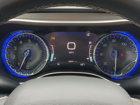 Used 2022 Chrysler Pacifica Touring-L FWD image 22