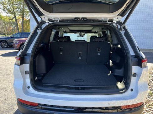 New 2025 Jeep Grand Cherokee Limited w/ Black Appearance Package image 10