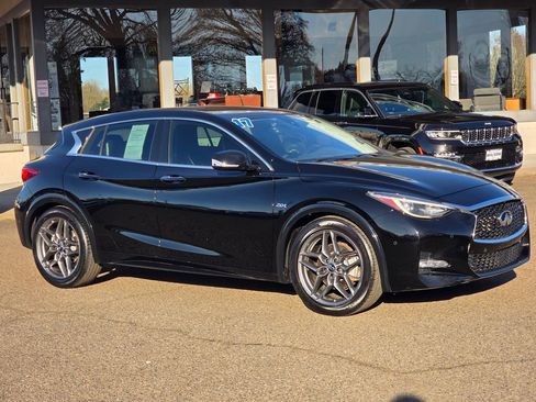 Used 2017 INFINITI QX30 Sport image 2
