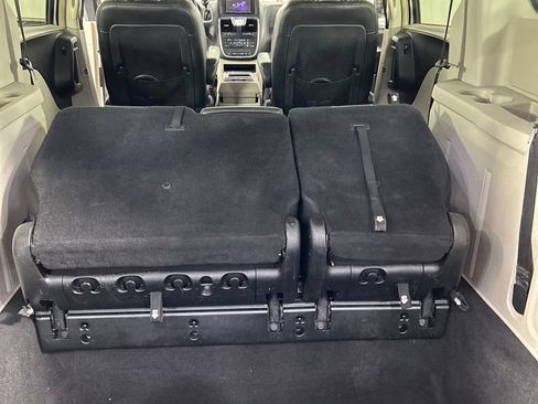 Used 2014 Chrysler Town & Country Touring FWD image 16
