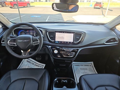 Used 2025 Chrysler Pacifica Select image 6