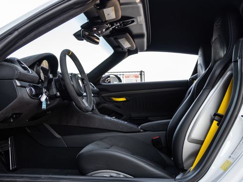 Certified 2025 Porsche 718 Boxster Spyder RS RWD image 28