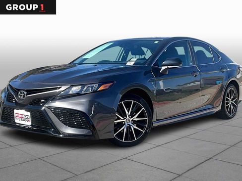 Used 2024 Toyota Camry SE image 1