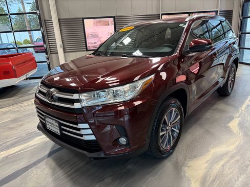Used 2018 Toyota Highlander XLE FWD image 3