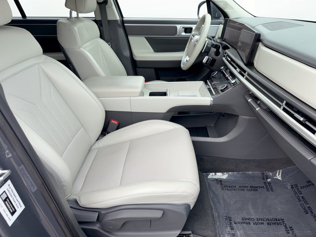 Used 2025 Hyundai Santa Fe SEL FWD image 30