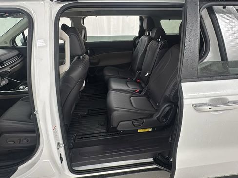 New 2026 Kia Carnival EX FWD image 15