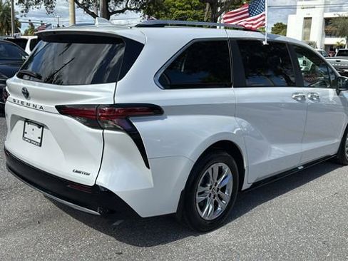 Used 2025 Toyota Sienna Limited image 10