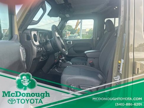 Used 2025 Jeep Gladiator Sport AWD/4WD image 11