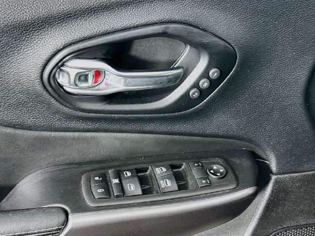 Used 2021 Jeep Cherokee Limited AWD/4WD image 21