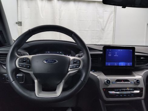 Used 2023 Ford Explorer XLT AWD/4WD image 22