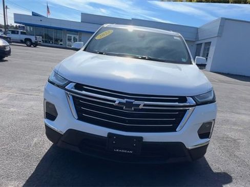 Used 2023 Chevrolet Traverse LT w/ Rear Camera Mirror Package image 3