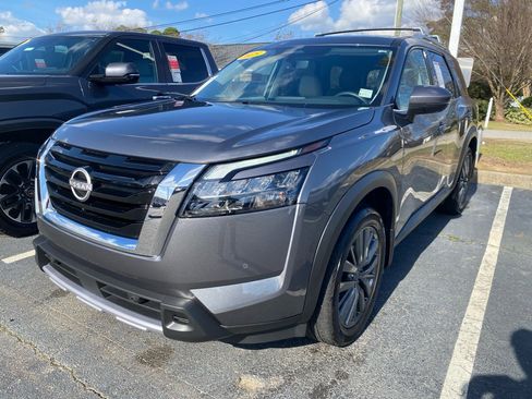 Used 2025 Nissan Pathfinder SL w/ SL Premium Package image 2