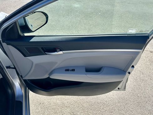 Used 2020 Hyundai Elantra SE image 29