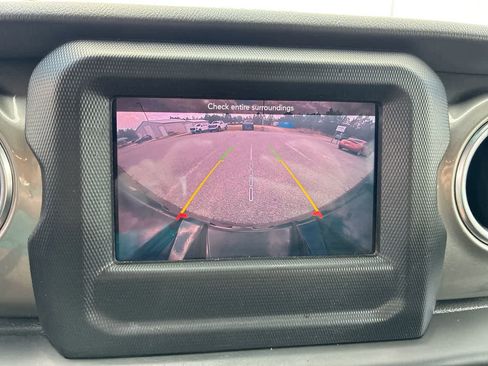 Used 2020 Jeep Wrangler Unlimited Sahara image 14