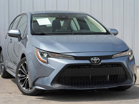 Used 2020 Toyota Corolla LE FWD image 2
