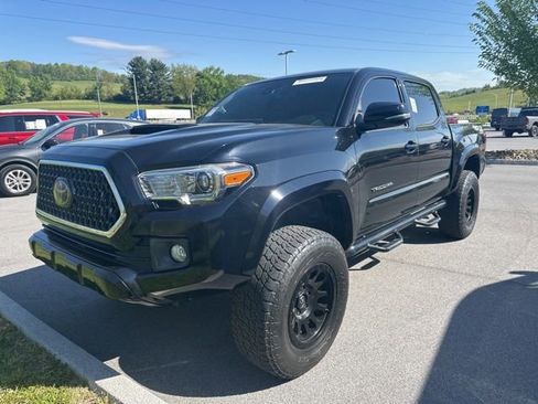 Used 2018 Toyota Tacoma TRD Sport image 9