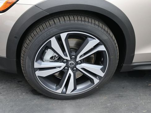 New 2026 Volvo V60 B5 Cross Country Plus w/ Protection Package Premier AWD/4WD image 4