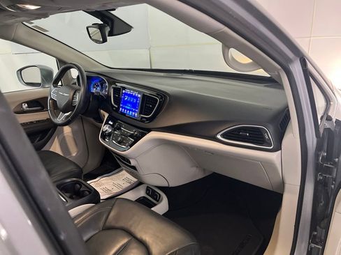 Used 2017 Chrysler Pacifica Touring-L image 24