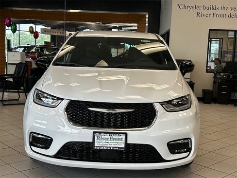 New 2025 Chrysler Pacifica Select image 3