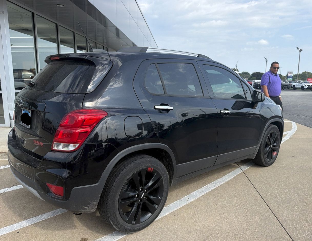 Used 2019 Chevrolet Trax LT w/ Sun & Sound Package FWD image 1