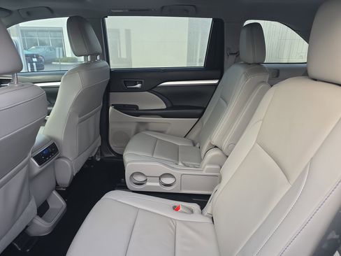 Used 2019 Toyota Highlander AWD V6 image 10