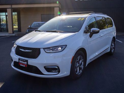 Used 2023 Chrysler Pacifica Limited FWD image 3